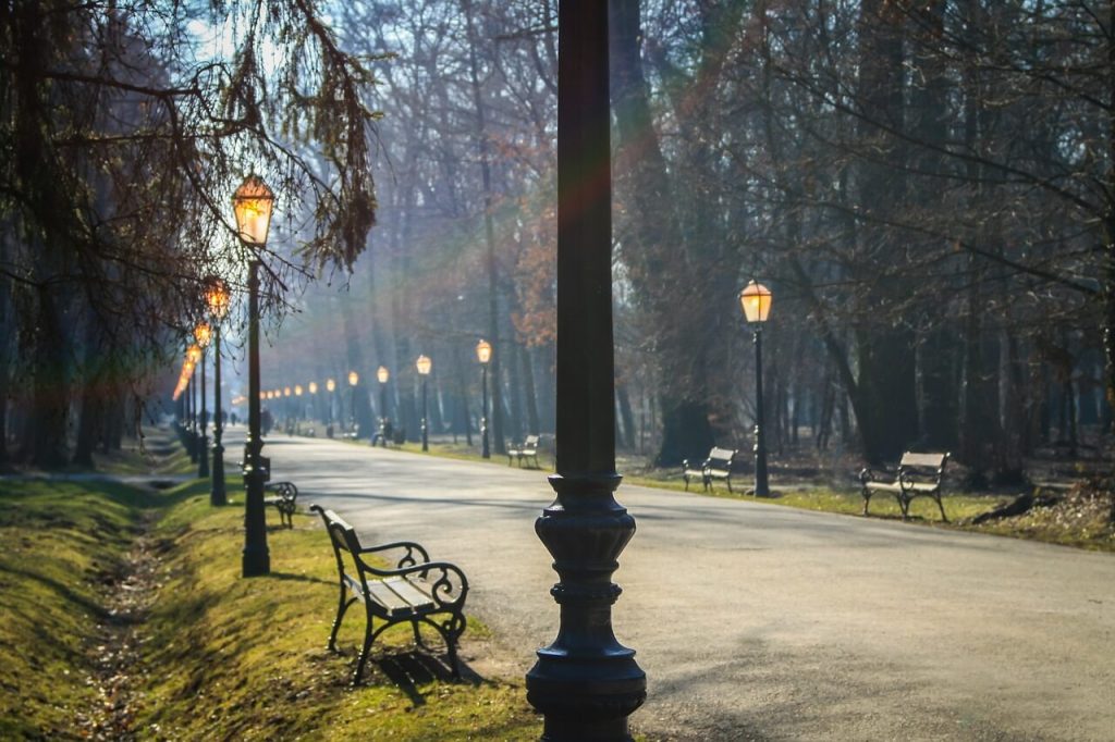 "Stručnjaci za krajobrazno uređenje": Fokusirani na funkcionalnost, estetiku i održivost. "Kreativni tim Green & Blue": Kombinacija stručnosti, kreativnosti i inovacija. "Edukacija o održivom načinu života": Promicanje važnosti zaštite okoliša i odgovornog gospodarenja otpadom. "Planiranje i očuvanje okoliša": Vodilja je prvo isplanirati okoliš, a zatim ga očuvati. "Vrhunska usluga za naše klijente": Fokus na pružanju vrhunske usluge u krajobraznoj arhitekturi i edukaciji.