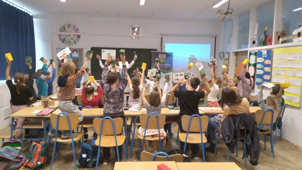 Slika radionice u osnovnoj školi: "Radionica odvajanja otpada u školi" Slika grupne edukacije: "Edukacija o pravilnom gospodarenju otpadom" Slika interaktivne igre: "Izrada materijala za interaktivnu igru o očuvanju okoliša" Slika roll-up bannera: "Roll-up banneri o važnosti ekološke svijesti" Slika letka: "Izrada letaka o održivom razvoju" Slika plakata: "Plakati o odvajanju otpada za lokalnu zajednicu" Slika stručnjaka koji održava prezentaciju: "Predavanje o biootpadu i kompostiranju" Slika djelatnika tvrtke Techno Win Machine d.o.o.: "Tim stručnjaka za zaštitu okoliša" Slika mladih ljudi koji sudjeluju u edukaciji: "Mladi sudionici u edukaciji o ekologiji" Slika materijala za edukaciju: "Materijali za edukaciju o očuvanju okoliša" Slika aktivnosti čišćenja okoliša: "Akcija čišćenja okoliša u lokalnoj zajednici" Slika sudionika edukacije: "Sudionici edukativnog programa za zaštitu okoliša" Slika biljaka i komposta: "Kompostiranje i uzgoj biljaka u sklopu edukativnih programa" Slika materijala s Brailleovim pismom: "Prilagođeni materijali za slijepe osobe" Slika ekološki osviještene zajednice: "Građenje održivije budućnosti zajedno"